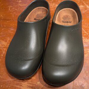 Nora Italian Garden Clogs, EUC, unisex, EU size 41